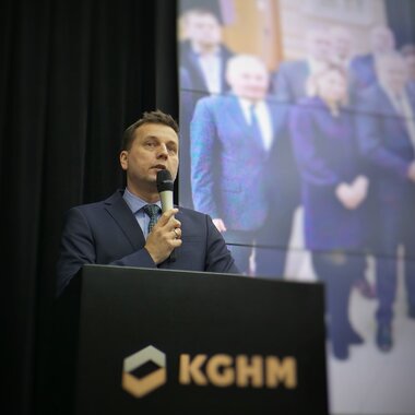 Wiceprezes KGHM podczas otwarcia konferencji.jpg