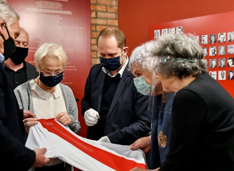 Na zdjęciu osoby trzymające koszulkę piłkarską. Od lewej: Władysław Barwiński prezes KS Gedania, Tomasz Szromnik, wiceprezes, Jolanta Sikorowska, Marek Adamkowicz oraz Barbara Janczukowicz i Henryka Flisykowska.   