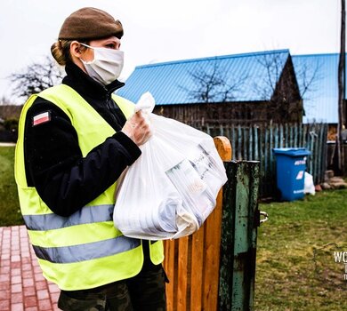 Żołnierze 1 Podlaskiej Brygady OT wspierają CARITAS w dystrybucji żywności