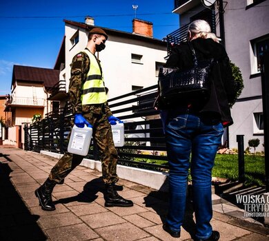 Żołnierze 1 Podlaskiej Brygady OT dostarczają płyny dezynfekcyjne do żłobków i przedszkoli