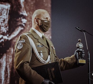 płk Maciej Klisz odbiera statuetkę Brązowego BohaterON-a podczas gali finałowej w Warszawie