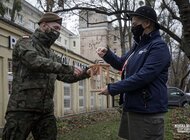 Żołnierze WOT otrzymali Betlejemskie Światło Pokoju od Harcerzy