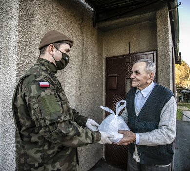 Żołnierze WOT wspierają seniorów