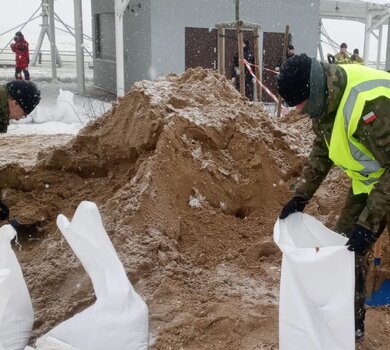 Żołnierze 6 Mazowieckiej Brygady OT wspierają lokalne służby w walce z podtopieniami w Płocku