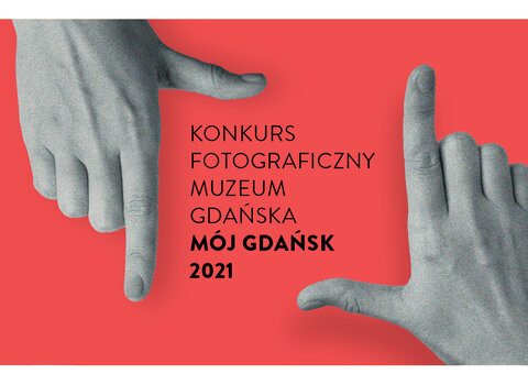 Grafika promująca konkurs Mój Gdańsk 2021. Na czerwonym tle dwie ręce ułożone w sposób przypominający kadrowanie zdjęć, w środkowej części czarną czcionką nazwa konkursu. Po prawej napis: Prześlij nam swoje zdjęcia do 31 października 2021 r. Pula nagród 20 tys. zł. Regulamin konkursu na www.muzeumgdansk.pl. 