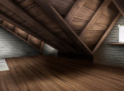 Grafika. Pomieszczenie. Poddasze wyłożone deskami, drewniana podłoga. Po lewej okno. 