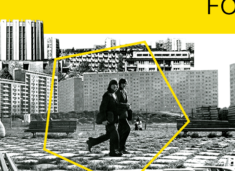 Grafika. Na żółtym tle u góry logo Muzeum Gdańska oraz napis Zaspa i Przymorze oraz niżej Fotografia. Na grafice czarno-białe zdjęcie blokowisko, samochody i krocząca postać. 