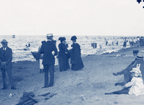 Grafika wydarzenia. Na ilustracji ludzie na plaży. Nad horyzontem słońce. Po lewej logotyp Muzeum Gdańska.