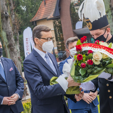 Premier Mateusz Morawiecki składa kwiaty pod pomnikiem pamięci ofiar wypadków w pracy w KGHM