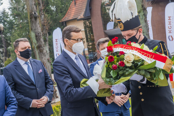 Premier Mateusz Morawiecki składa kwiaty pod pomnikiem pamięci ofiar wypadków w pracy w KGHM