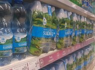 Butelki marki własnej Carrefour z coraz mniejszą ilością plastiku 