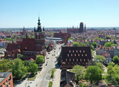 Panorama Głównego Miasta. Na pierwszym planie kościół św. Katarzyny i Wielki Młyn. W oddali widać Bazylikę Mariacką.