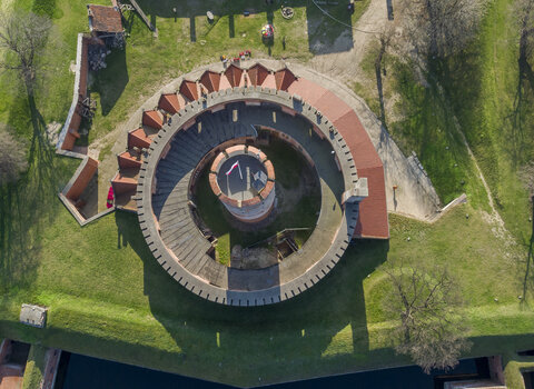 Gdańsk. Twierdza Wisłoujście. Widok na wieżę i fort z lotu ptaka. Po lewej widoczny fragment północnego muru oporowego.  