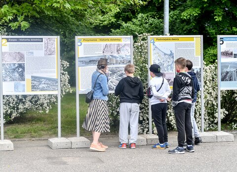 Zdjęcie. Przestrzeń. Ludzie wokół wystawy plenerowej. Zaspa-Młyniec. 