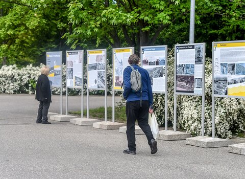 Zdjęcie. Przestrzeń. Ludzie wokół wystawy plenerowej. Zaspa-Młyniec. 