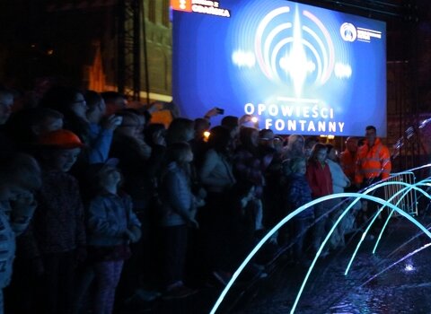 Zdjęcie. Iluminowana Fontanna Heweliusza podczas wieczornego pokazu. 