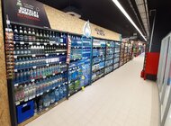 Woda w zwrotnych butelkach już na półkach Carrefour