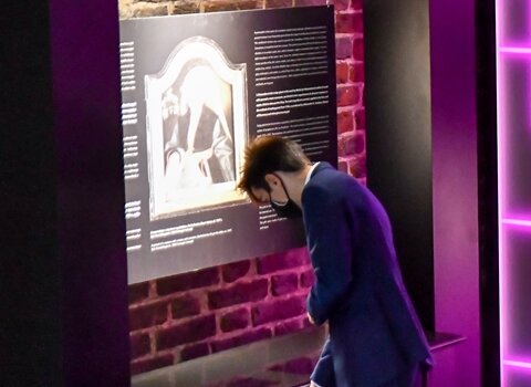 Zdjęcie. Instalacja scenograficzna w nowym Muzeum Bursztynu przypominająca płytę główną w kolorze fioletowym. 