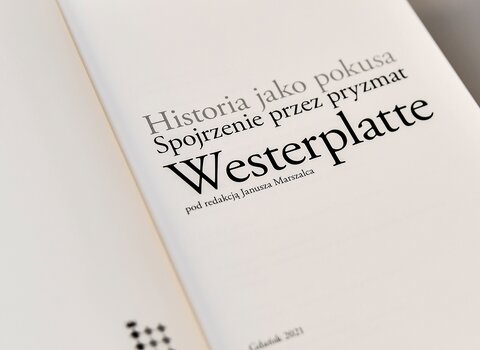 Zdjęcie. Fragment książki. Na prawej stronie napis "Historia jako pokusa. Spojrzenie przez pryzmat Westerplatte.