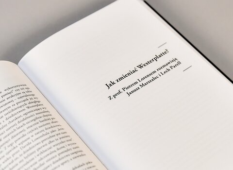 Zdjęcie. Fragment książki. Po lewej tekst, po prawej strona tytułowa "Jak zmieniać Westerplatte?". Z prof. Piotrem Lorensem rozmawiają Janusz Marszalec i Lech Parell.