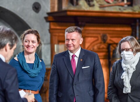 Zdjęcie. Prof. Krzysztof Polkowski wręcza odznaczenia Gloria Artis. Od lewej dr Monika Kaźmierczak, Waldemar Ossowski oraz Ewa Szymańska. 