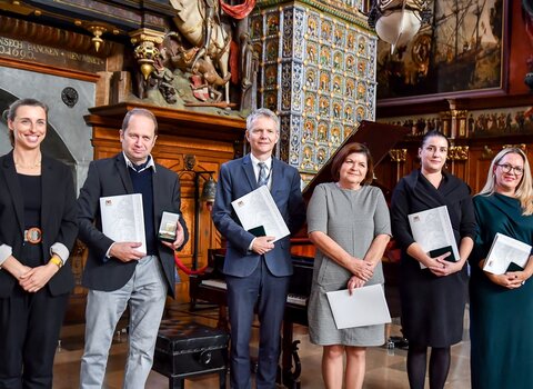Od lewej Monika Chabior, Marek Adamkowicz, Janusz Marszalec, Elżbieta Miłosierna, Kinga Krause oraz Ewa Joszczak. Prezentują Medale Prezydenta Miasta Gdańska. 