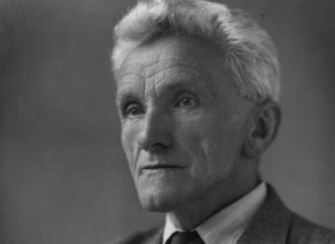 Zdjęcie portretowe czarno-białe starszego mężczyzny. Prof. Marian Osiński.  