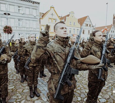 Trzebiatów - wręczenie sztandaru 14ZBOT i przysięga wojskowa