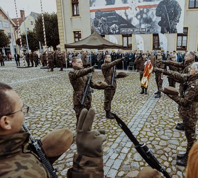 Trzebiatów - wręczenie sztandaru 14ZBOT i przysięga wojskowa