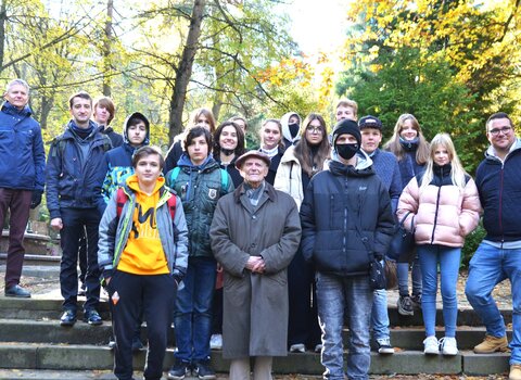 Na zdjęciu uczniowie SP60 wraz z Januszem Marszalcem, Mateuszem Jasikiem (drugi rząd z lewej). W pierwszym rzędzie prof. Jerzy Grzywacz. Po prawej w drugim rzędzie Mikołaj Wysiecki. 