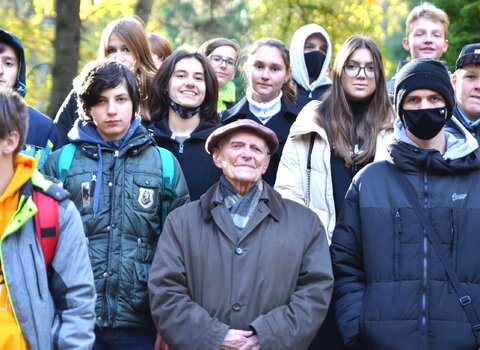 Zdjęcie. Uczniowie SP60. W środku prof. Jerzy Grzywacz. 