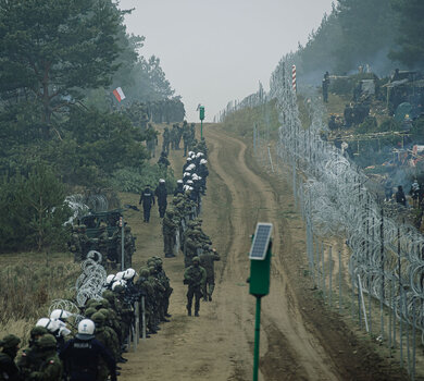 Kuźnica Białostocka. Rejon koczowiska migrantów. Wojsko, Straż Graniczna i Policja na granicy.