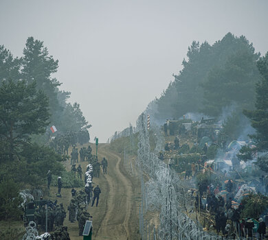 Kuźnica Białostocka. Rejon koczowiska migrantów. Wojsko, Straż Graniczna i Policja na granicy.