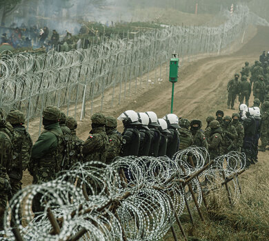 Kuźnica Białostocka. Rejon koczowiska migrantów. Wojsko, Straż Graniczna i Policja na granicy.