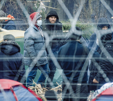 Kuźnica Białostocka. Rejon koczowiska migrantów. Wojsko, Straż Graniczna i Policja na granicy.