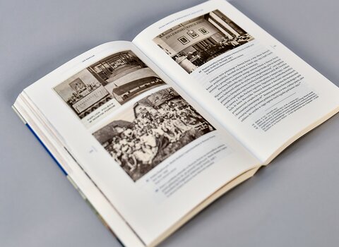 Zdjęcie. Otwarta książka. Na lewej stronie ilustracje wnętrz budynków. Na prawej ilustracja wnętrza budynku oraz tekst. 