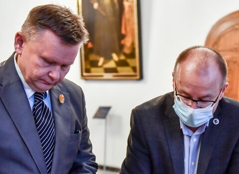 Zdjęcie. Waldemar Ossowski i Maciej Lisicki oglądają fotografie na Wielkiej Sali Wety.