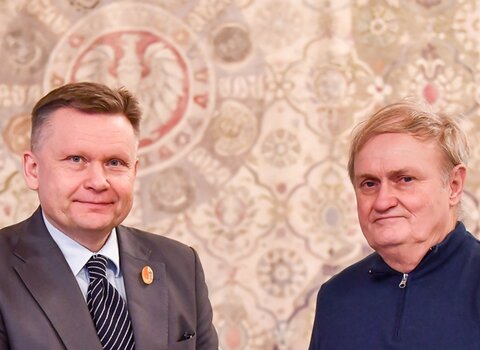 Zdjęcie. Waldemar Ossowski i Andrzej Piwakowski. W tle wnętrze Wielkiej Sali Wety.  