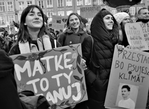 Czarno-białe zdjęcie. Kobiety na Długim Targu w Gdańsku. Trzymają transparenty z napisami. Na pierwszym planie kobieta z napisem: "Matkę to ty szanuj". 