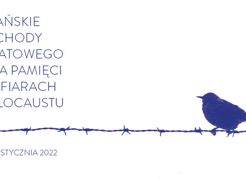 Grafika. Na białym tle niebieski drut kolczasty. Po prawej siedzi ptak.  

Po lewej napis: GDAŃSKIE OBCHODY MIĘDZYNARODOWEGO DNIA PAMIĘCI O OFIARACH HOLOKAUSTU.

Poniżej daty 27-29 stycznia 2022