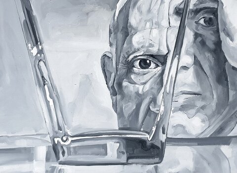 Fragment obrazu. W odcieniach szarości namalowana głowa Pabla Picasso patrzącego się w kieliszek.  