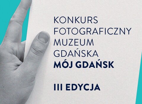 Grafika. Turkusowe tło. Dłoń w kolorze szarości trzyma kartkę. Na niej napis wersalikami "Konkurs Fotograficzny Muzeum Gdańska". Niżej pogrubioną czcionką napisy w wersalikach Mój Gdańsk i pod nim "III edycja".