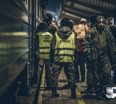 Przemyśl. Żołnierze 3PBOT pomagają uchodźcom z Ukrainy na Dworcu PKP.