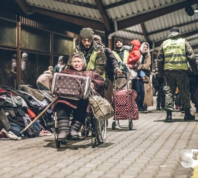 Przemyśl. Żołnierze 3PBOT pomagają uchodźcom z Ukrainy na Dworcu PKP.