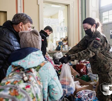 Przemyśl. Dworzec PKP. Żołnierze podkarpackiej brygady OT na punkcie informacyjnym.