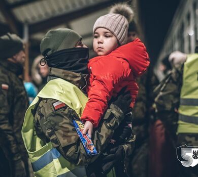 Przemyśl. Żołnierze 3PBOT pomagają uchodźcom z Ukrainy na Dworcu PKP.