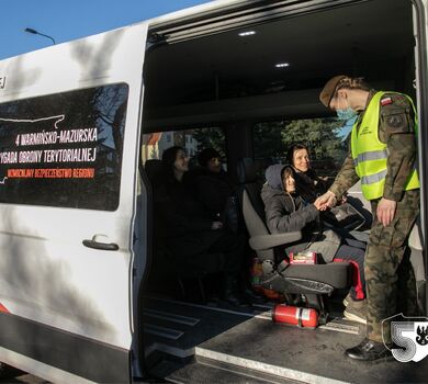 Olsztyn. Terytorialsi wspierają transport uchodźców z Ukrainy.