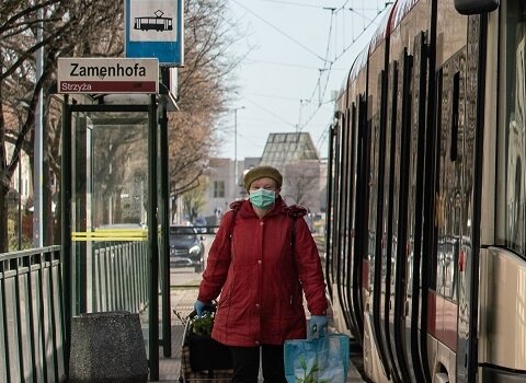 Zdjęcie. Tramwaj z maseczką na dziobie. Obok przystanek na ulicy Zamenhofa na gdańskiej Strzyży. 