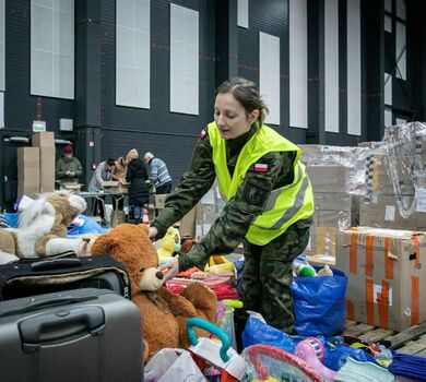 Żołnierze 8KPBOT pracują w magazynie logistycznym Bydgoskiego CTW