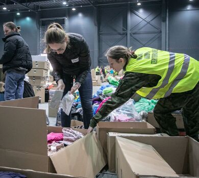 Żołnierze 8KPBOT pracują w magazynie logistycznym Bydgoskiego CTW